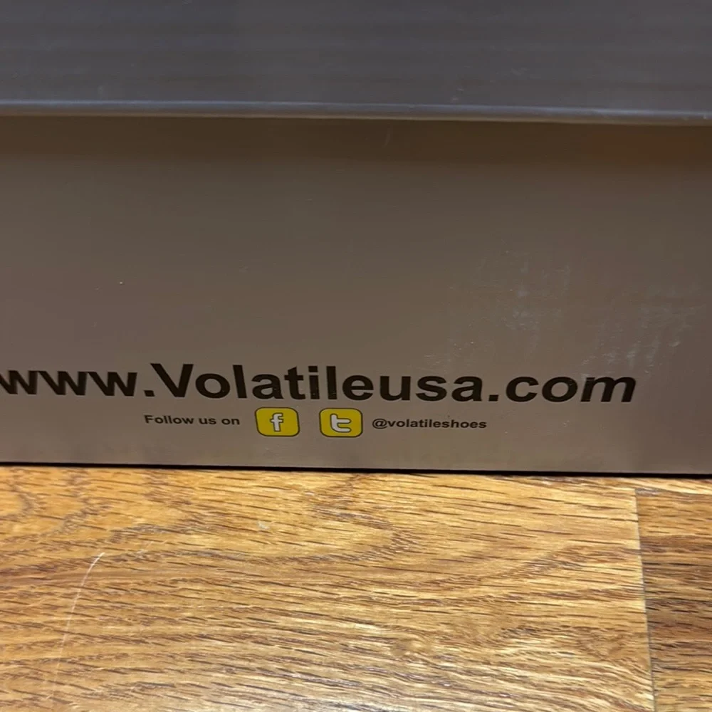 Volatile Neville Metallic Wedge - Picture 2 of 7